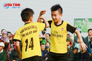 Cậu học trò nghèo Nguyễn Anh Dũng  trường Tiểu học Kỳ Long được hai CLB bóng đá tuyển chọn.