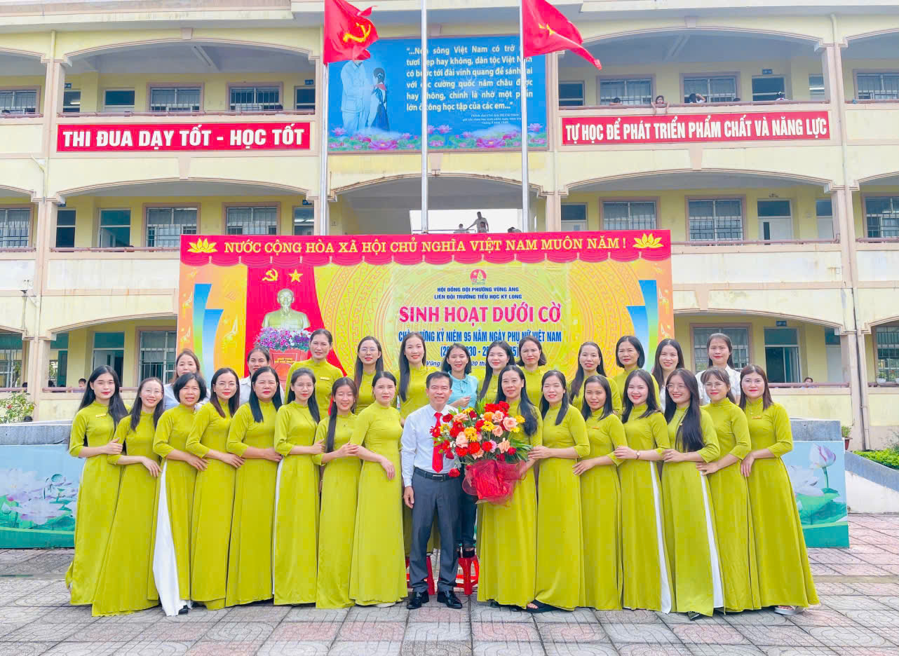 SINH HOẠT DƯỚI CỜ VÀ HOẠT ĐỘNG TRÊN LỚP CHÀO MỪNG NGÀY PHỤ NỮ VIỆT NAM 20/10